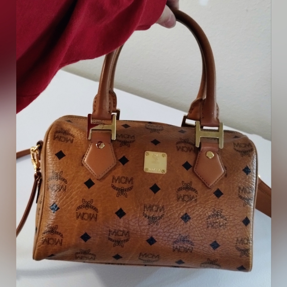 MCM Boston Bag With Crossbody Strap Cognac And Black Visetos